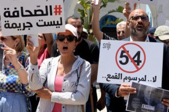 الصحافة التونسية في أزمة.. محاكمات وتصعيد وإضراب يلوح في الأفق