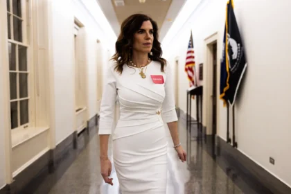 نانسي مايس تفجّر قنبلة جنسية في الكونغرس!