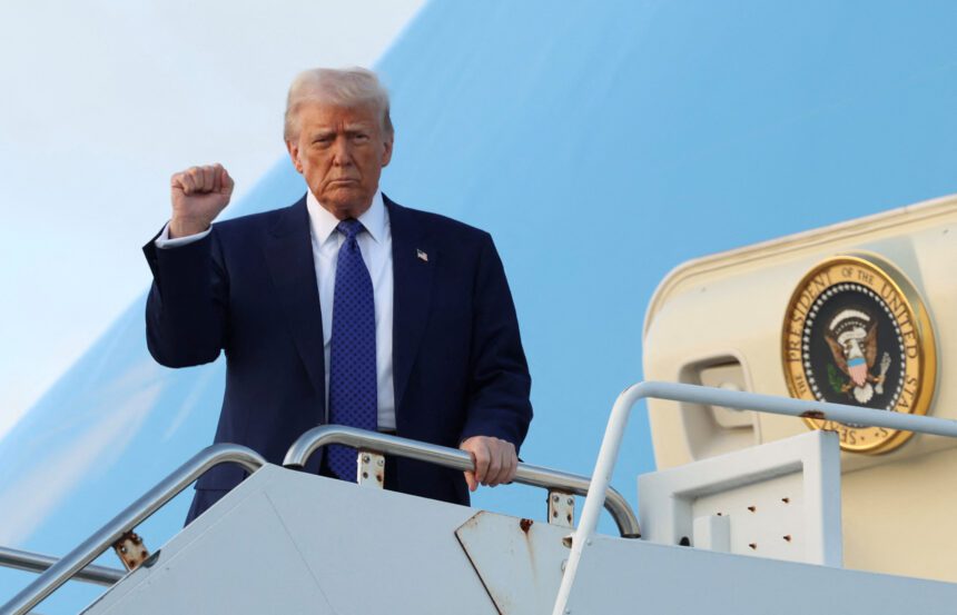 Trump arrives in West Palm Beach Florida - برفيلكس - brieflex بعد شهر من عودته.. هل نجحت مناورة ترامب في الشرق الأوسط؟ - برفيلكس - brieflex