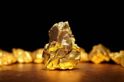 الذهب يرتفع لمستويات قياسية.. ما السبب؟ وهل يستمر الصعود؟