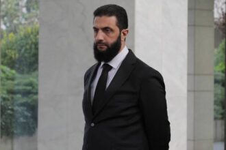 من القتال إلى القيادة.. قادة جماعات مسلحة أصبحوا زعماء سياسيين