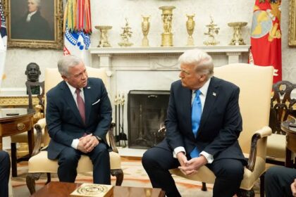 الجزيرة في مرمى الاتهام.. هل حرفت ترجمة لقاء الملك عبد الله وترامب؟