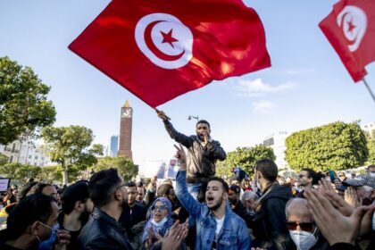 تحذير من انفجار اجتماعي.. ماذا يحدث في تونس؟