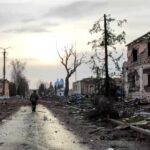 A Russian service member walks past destroyed buildings in Sudzha - برفيلكس - brieflex كورسك تحت الحصار.. معركة جديدة تعيد إشعال الصراع بين موسكو وكييف - برفيلكس - brieflex