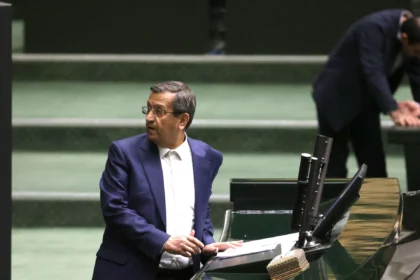 عبد الناصر همتي.. هل تكشف إقالته تصدعات في النظام الإيراني؟