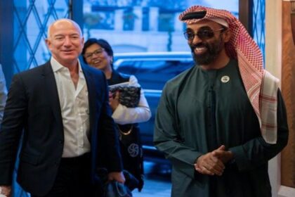 طحنون بن زايد يلتقي بيزوس وكارب.. والإمارات تدخل عمق صناعة الذكاء الاصطناعي