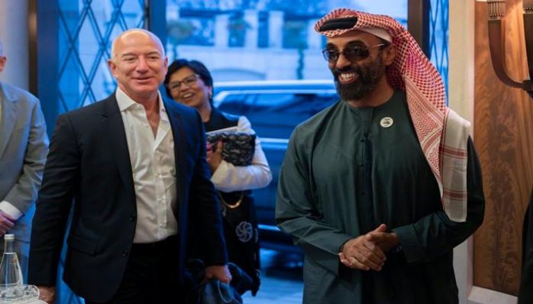 216-030638-tahnoon-bin-zayed-usa-visit-amazon_700x400 - برفيلكس - brieflex طحنون بن زايد يلتقي بيزوس وكارب.. والإمارات تدخل عمق صناعة الذكاء الاصطناعي - برفيلكس - brieflex