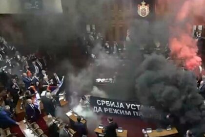 "مشاجرة تحت قبة البرلمان الصربي" مشاعل مشتعلة ومياه تُسكب على رئيسة المجلس.. ما القصة؟