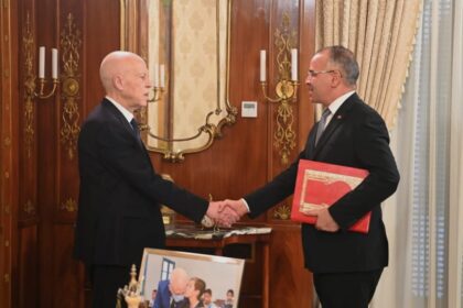 قيس سعيّد يقلب الطاولة مجددًا.. إقالة مفاجئة لرئيس الحكومة وتعيين امرأة خلفًا له