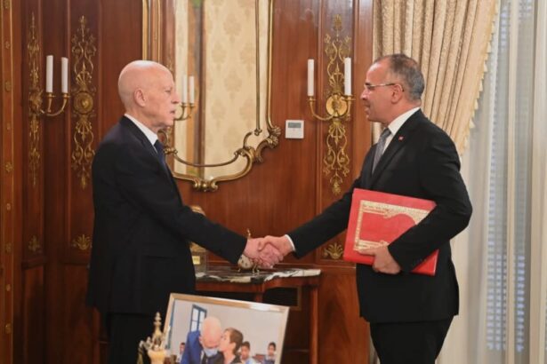 قيس سعيّد يقلب الطاولة مجددًا.. إقالة مفاجئة لرئيس الحكومة وتعيين امرأة خلفًا له - برفيلكس - brieflex