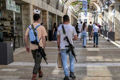 اختراق إيراني يكشف قوائم "الإسرائيليين المسلحين".. ما القصة؟