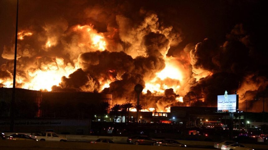 Smoke billows from a fire at Saudi Aramcos petroleum storage facility in Jeddah - برفيلكس - brieflex ترامب يضرب اليمن.. الهدف الحوثي أم طهران؟ - برفيلكس - brieflex