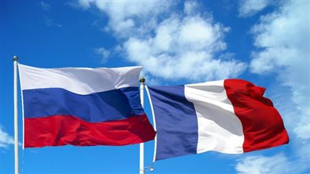 Two national flags waving in the wind: Russia on the left (white-blue-red horizontal stripes) and France on the right (blue-white-red vertical stripes) against a blue sky. - برفيلكس - brieflex