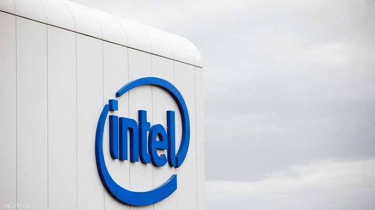 Intel logo displayed on the side of a white building against a cloudy sky - برفيلكس - brieflex